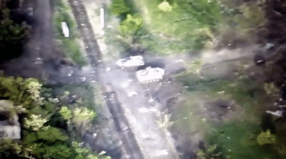 Soldați ruși cocoțați pe turela unui blindat sunt aruncați în aer după ce vehiculul „calcă” pe o mină antitanc
